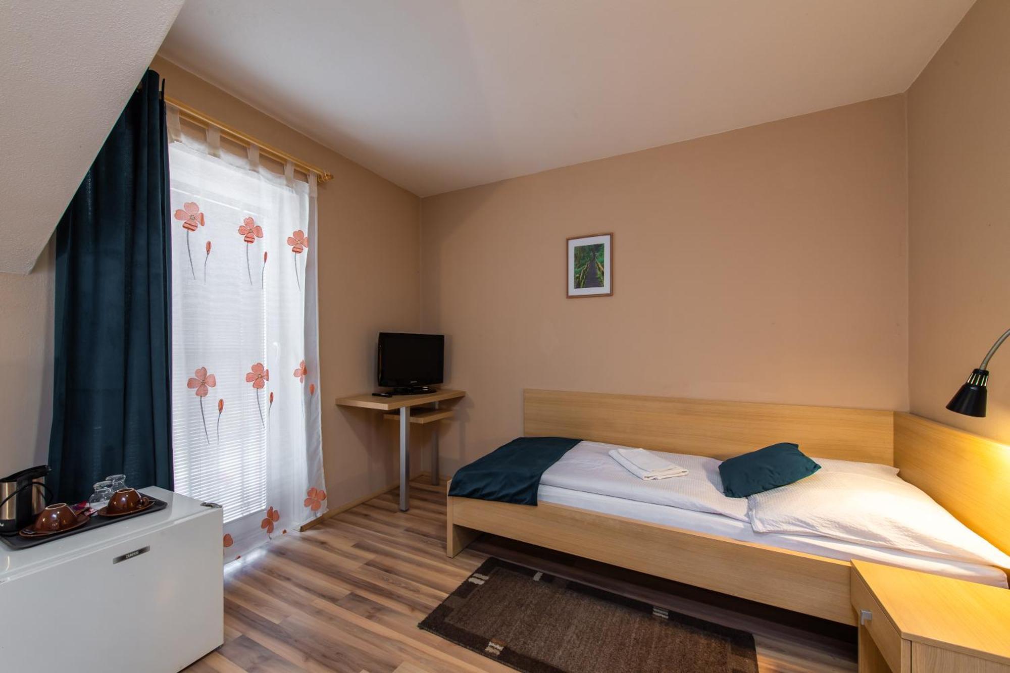 Penzion Siesta Vrable Экстерьер фото